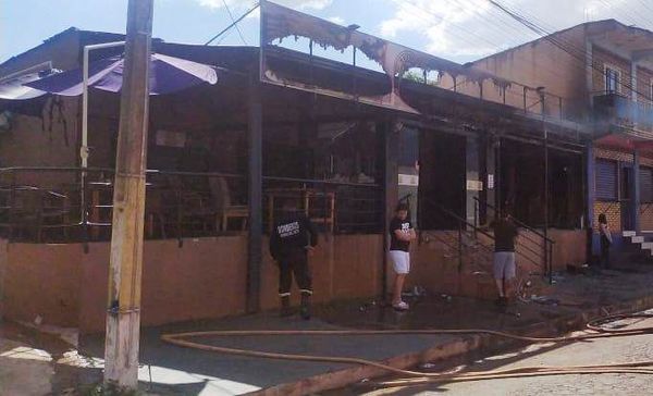 Incendio destruyó por completo un local gastronómico en Presidente Franco - ABC en el Este - ABC Color