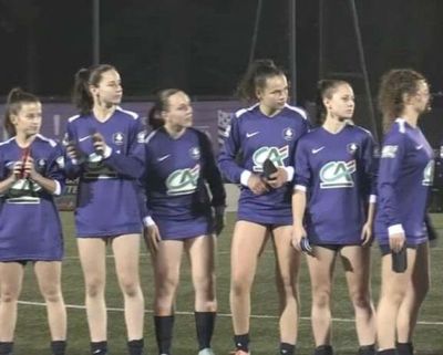 Jugadoras de club francés juegan con las piernas desnudas como protesta