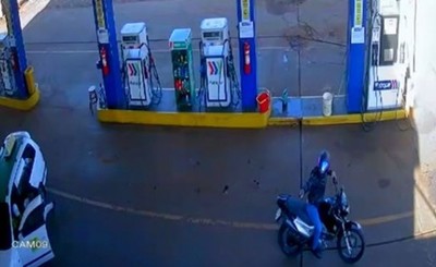 Atacan a tiros a un taxista y le roban una cadena