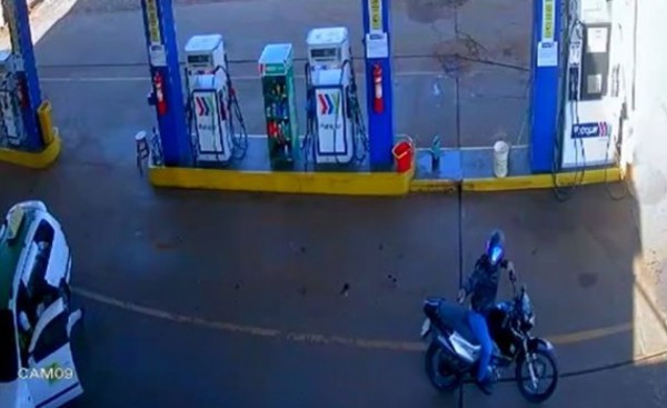 Atacan a tiros a un taxista y le roban una cadena