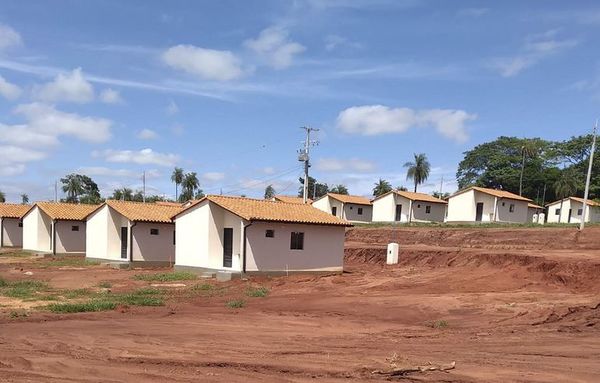 Acahay: intendente gestionará agua para que familias ocupen viviendas construidas por MUVH  - Nacionales - ABC Color