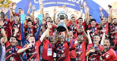 La Nación / Paranaense grita bicampeón