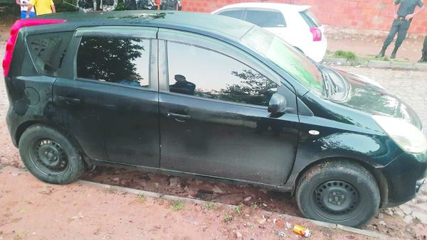 Barullentos garrotean a dos agentes policiales