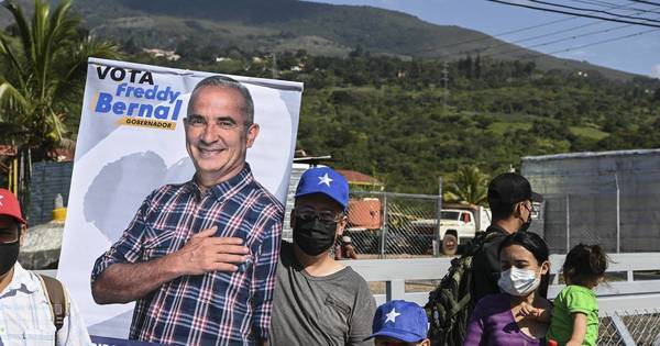 La Nación / Venezuela vota con oposición y observación internacional de vuelta