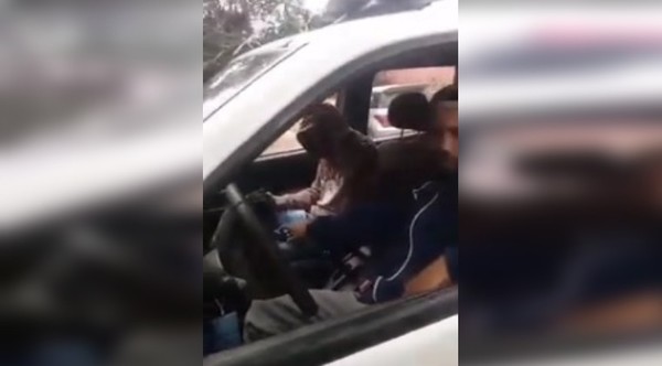 Empleados de un taller se filman en una patrullera burlándose de la Policía - Noticiero Paraguay