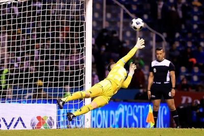 El paraguayo Silva ataja tres penales y pone al Puebla en cuartos de final - Fútbol Internacional - ABC Color