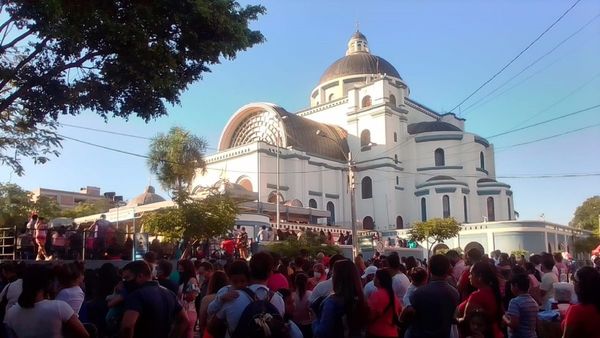Multitudinaria presencia de fieles para misa en la Basílica de Caacupé