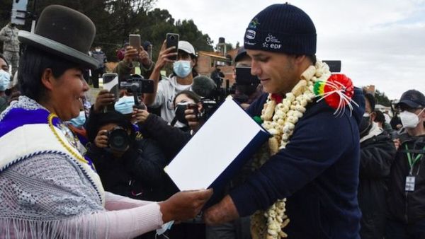 Théo Curin, nadador paralímpico, recorrió los 122 kilometros en el lago Titicaca