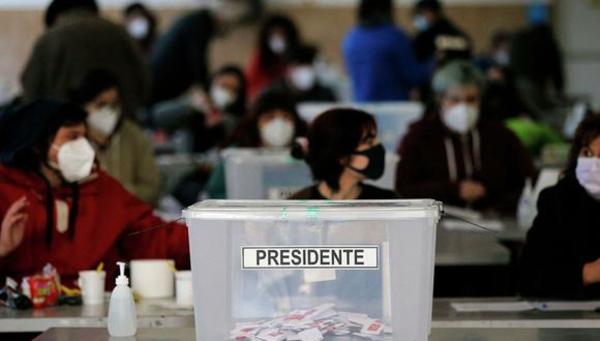 Chilenos votan en unas de las elecciones generales más reñidas desde el retorno a la democracia