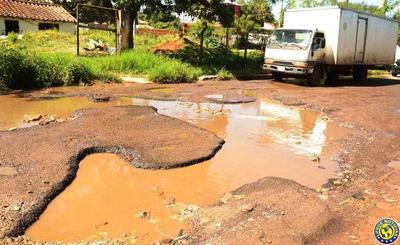 Avenida asfaltada por MOPC y remendada por Echeverría, en calamitoso estado •