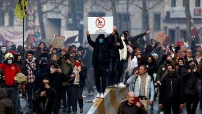 Se endurecen protestas contra nuevas medidas por COVID en el mundo