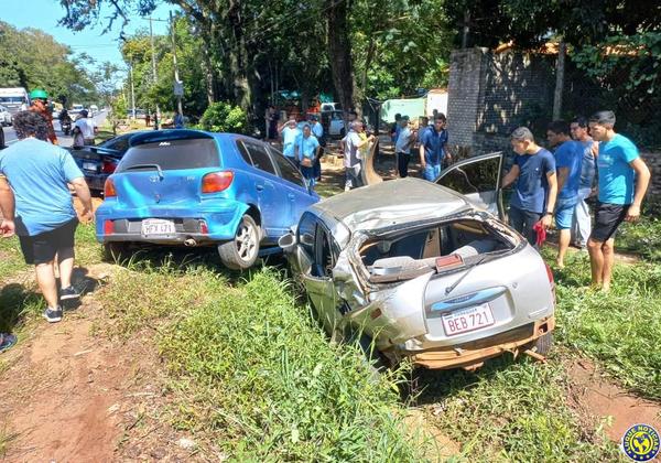 Un camión sin frenos causa choque en cadena en la bajada del Cerro Caacupé •