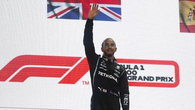 Hamilton gana en Catar y achica la diferencia