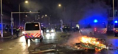 Detienen a 19 personas tras violentas manifestaciones contra medidas por covid en Holanda