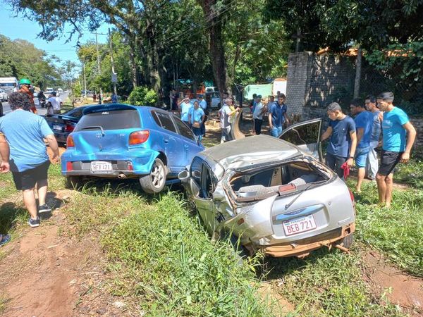 Ypacaraí: Camión pierde el control y choca contra varios vehículos - Nacionales - ABC Color