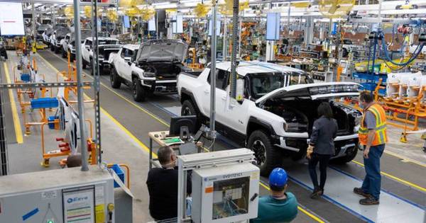 La Nación / GM inaugura planta de camionetas eléctricas e invita a Biden a recorrerla