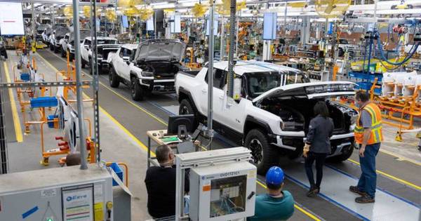 La Nación / GM inaugura planta de camionetas eléctricas e invita a Biden a recorrerla