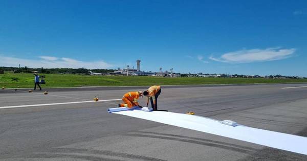 La Nación / Dinac realiza trabajos de mantenimiento en la pista del aeropuerto Silvio Pettirossi