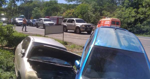 La Nación / Camión tipo Scania provocó triple choque en zona Pedrozo