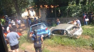 Camión perdió los frenos y chocó a dos vehículos en Ypacaraí