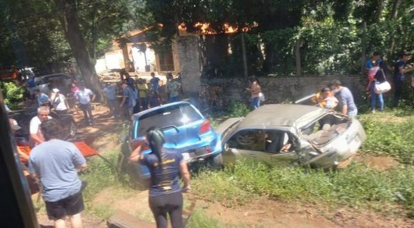 Camión perdió los frenos y chocó a dos vehículos en Ypacaraí