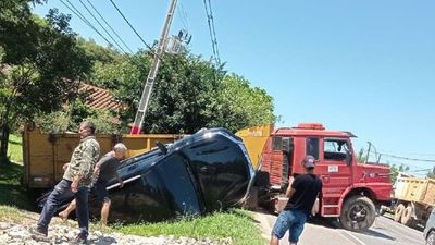 Camión choca contra camioneta tras sufrir desperfectos mecánicos en Pilar