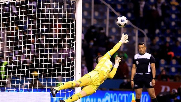 Antony Silva ataja tres penales y pone al Puebla en cuartos de final