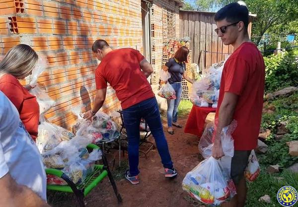 Un concejal lleva ayuda en asentamiento afectado por inundaciones •