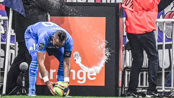 Capitán del Marsella recibe un terrible botellazo en la cara en pleno partido - Megacadena — Últimas Noticias de Paraguay