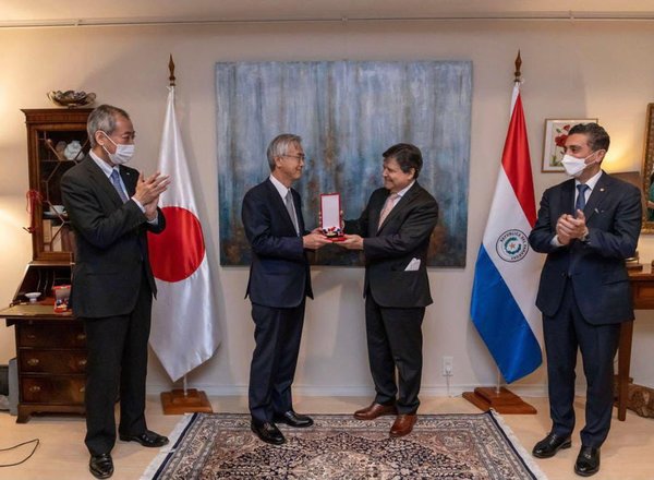 Canciller condecora a presidentes de JAXA y Kyutech por contribuir al desarrollo aeroespacial de Paraguay - .::Agencia IP::.