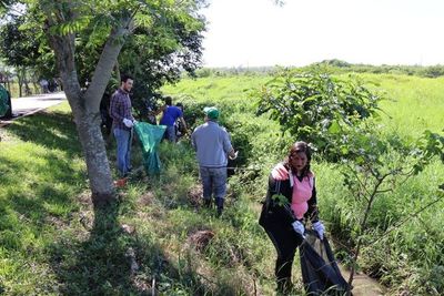Minga ambiental permitió limpiar 5 km de cauces hídricos del Parque Guasu - ADN Digital