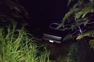 Conductor “se tragó la curva” y cayó a cuneta en la Costanera Norte - Nacionales - ABC Color