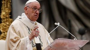 Papa insta a jóvenes a ser la conciencia crítica de la sociedad