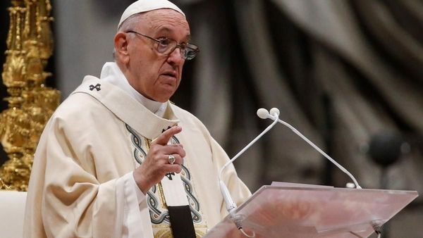 Papa insta a jóvenes a ser la conciencia crítica de la sociedad
