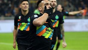 Inter saca invicto al Nápoli y se acerca