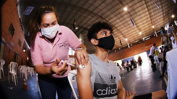 Buscan inmunizar a 200.000 alumnos desde este lunes | Noticias Paraguay