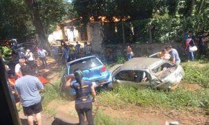 Camión perdió los frenos y chocó a dos vehículos