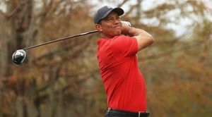 Reaparece Tiger Woods nueve meses después de su accidente automovilístico