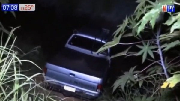 Oscuridad de la Costanera Norte hace caer a un conductor a un barranco | Noticias Paraguay