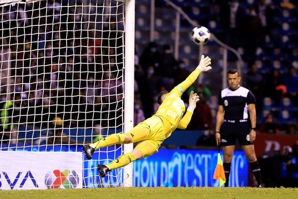 Silva ataja tres penales y pone al Puebla en cuartos de final - El Independiente