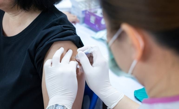 Diario HOY | Farmacias podrían convertirse en puestos de vacunación contra el COVID-19