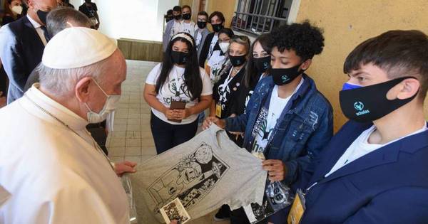 La Nación / Dos paraguayos entre los 50 elegidos para curso promovido por el Papa