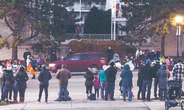 Tragedia en EE.UU.: Vehículo atropelló desfile navideño dejando 5 fallecidos y varios heridos