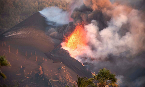 La lava se desbordó de nuevo al mar en La Palma y obliga a confinar población - OviedoPress