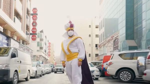Influencer se disfrazó de Aladino y recorrió las calles de Dubái en alfombra voladora