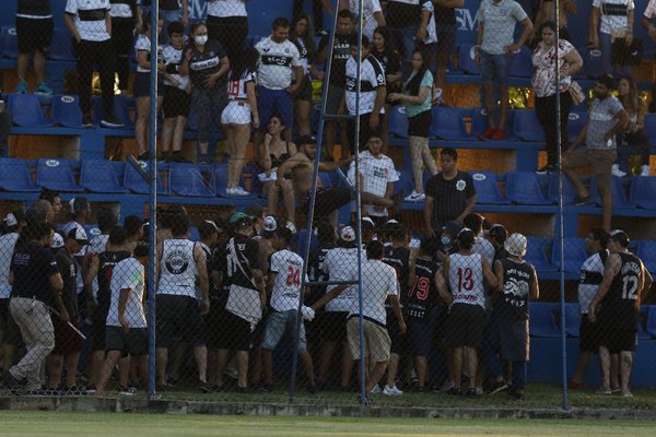 Barras de Olimpia se enfrentan y generan zozobra a los hinchas de verdad