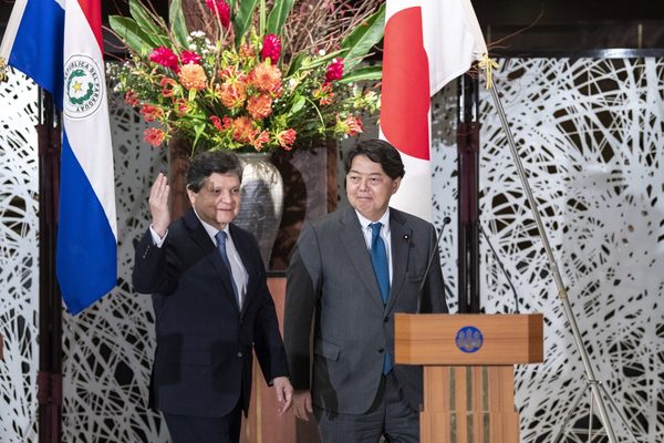 Los cancilleres de Paraguay y Japón piden "revitalizar" los lazos económicos - MarketData