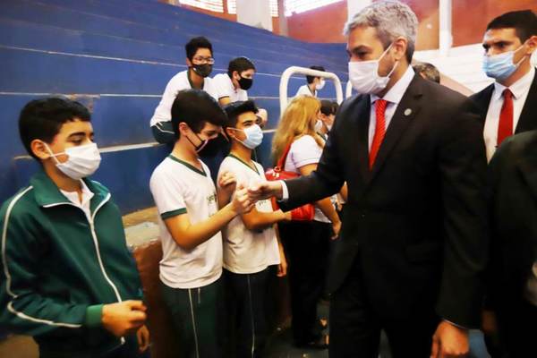 Presidente insta a los padres a que vacunen a sus hijos ante peligro de tercera ola - .::Agencia IP::.