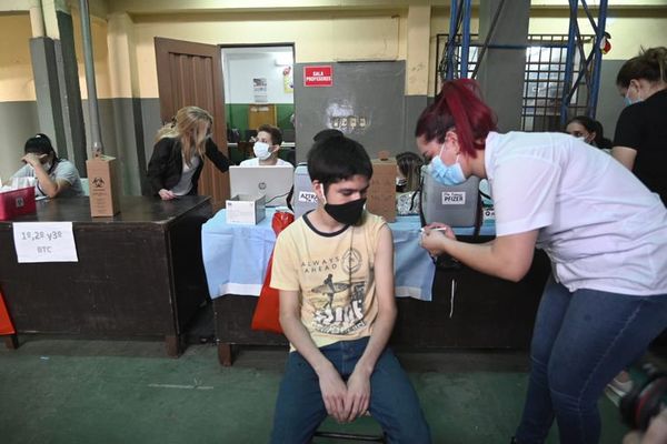 Niños y adolescentes se vacunan en los colegios - Nacionales - ABC Color