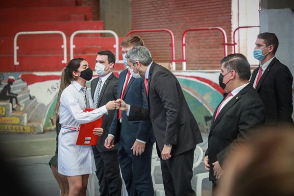 Mario Abdo pide a los padres que vacunen a sus hijos ante el peligro de la tercera ola del Covid